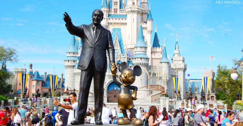 Castle_WaltDisneyStatue
