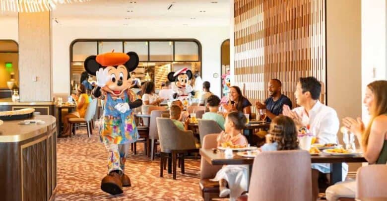 Mickey waving his hand on Disney Dining guests