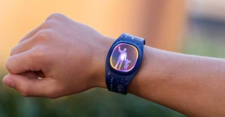 A person sporting a Walt Disney World Resort 50th Anniversary MagicBand+.