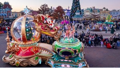 Christmas parade works its way through Disneyland Paris