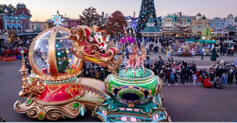 Christmas parade works its way through Disneyland Paris