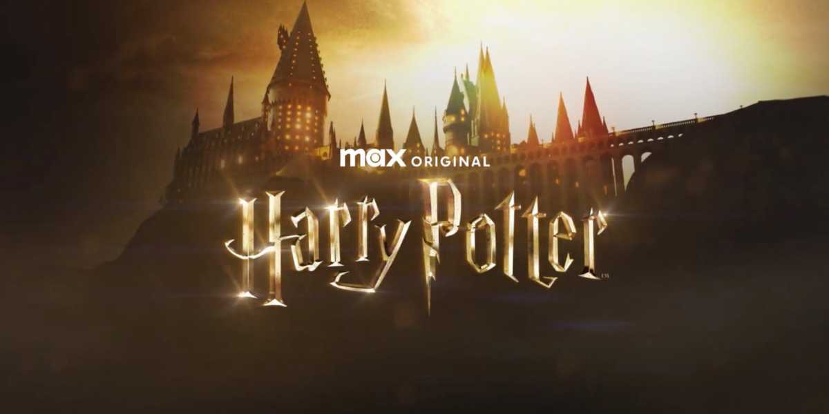 The image shows the illuminated silhouette of Hogwarts castle at sunset with the words "max original Harry Potter" in glowing gold letters in the foreground.