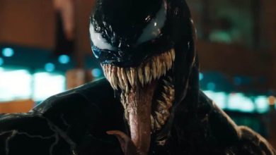 Venom snarls with razor-sharp teeth and signature tongue at Universal Studios, thrilling fans anticipating the next blockbuster.
