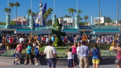 Sorcerer Mickey topiary at the entrance to Disney’s Hollywood Studios, near the path to Rock ‘n’ Roller Coaster.